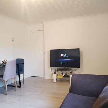 2 Bedroom Flat Near Heathrow Airport Yiewsley Екстер'єр фото