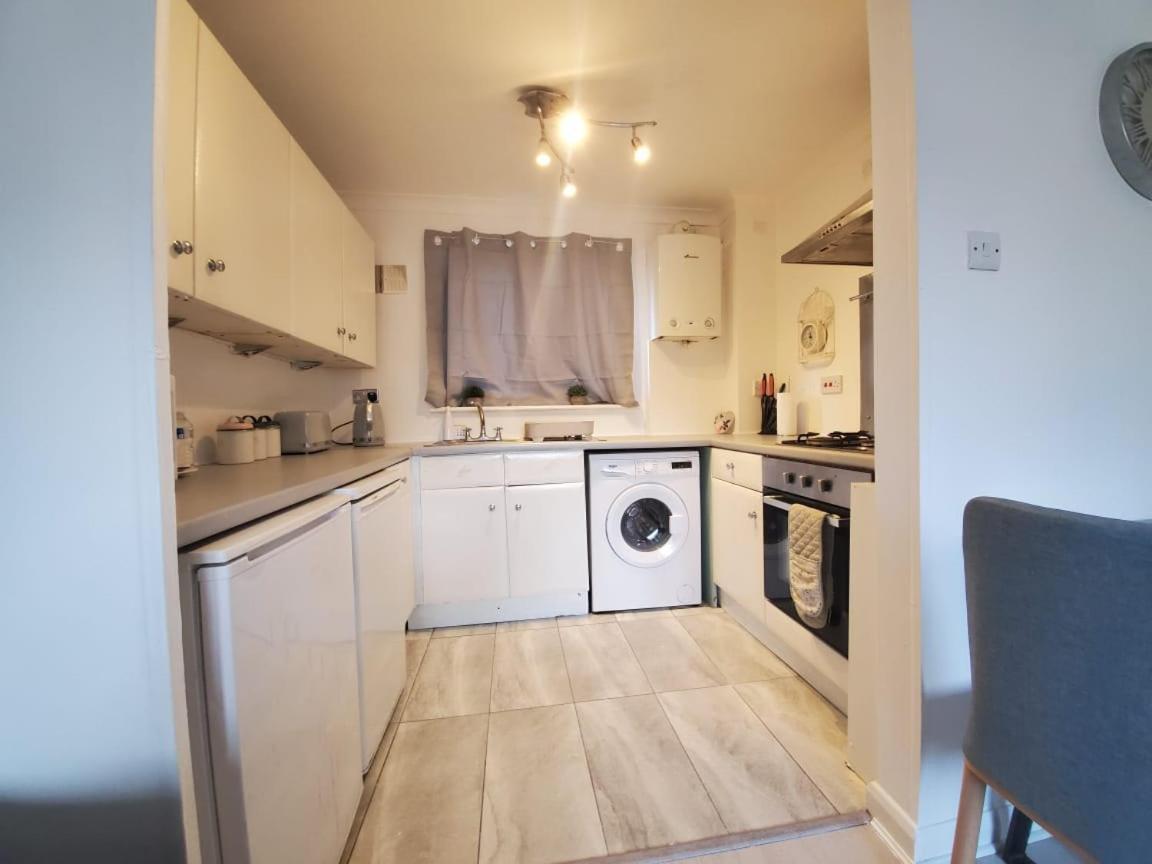 2 Bedroom Flat Near Heathrow Airport Yiewsley Екстер'єр фото