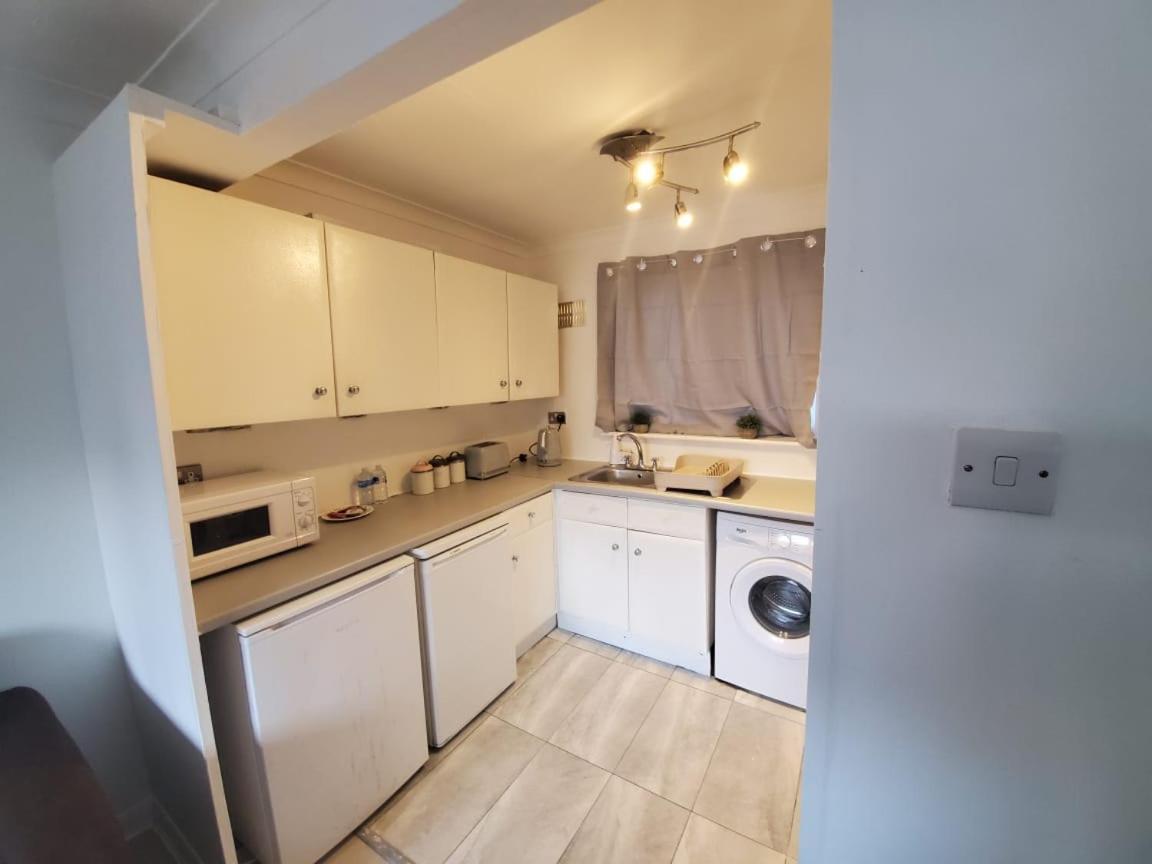 2 Bedroom Flat Near Heathrow Airport Yiewsley Екстер'єр фото