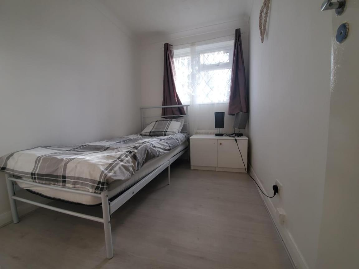 2 Bedroom Flat Near Heathrow Airport Yiewsley Екстер'єр фото