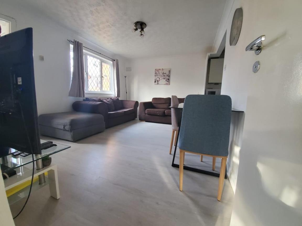 2 Bedroom Flat Near Heathrow Airport Yiewsley Екстер'єр фото