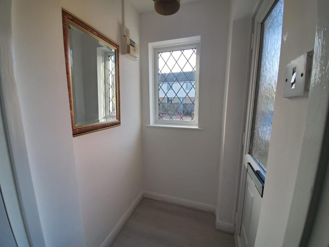 2 Bedroom Flat Near Heathrow Airport Yiewsley Екстер'єр фото