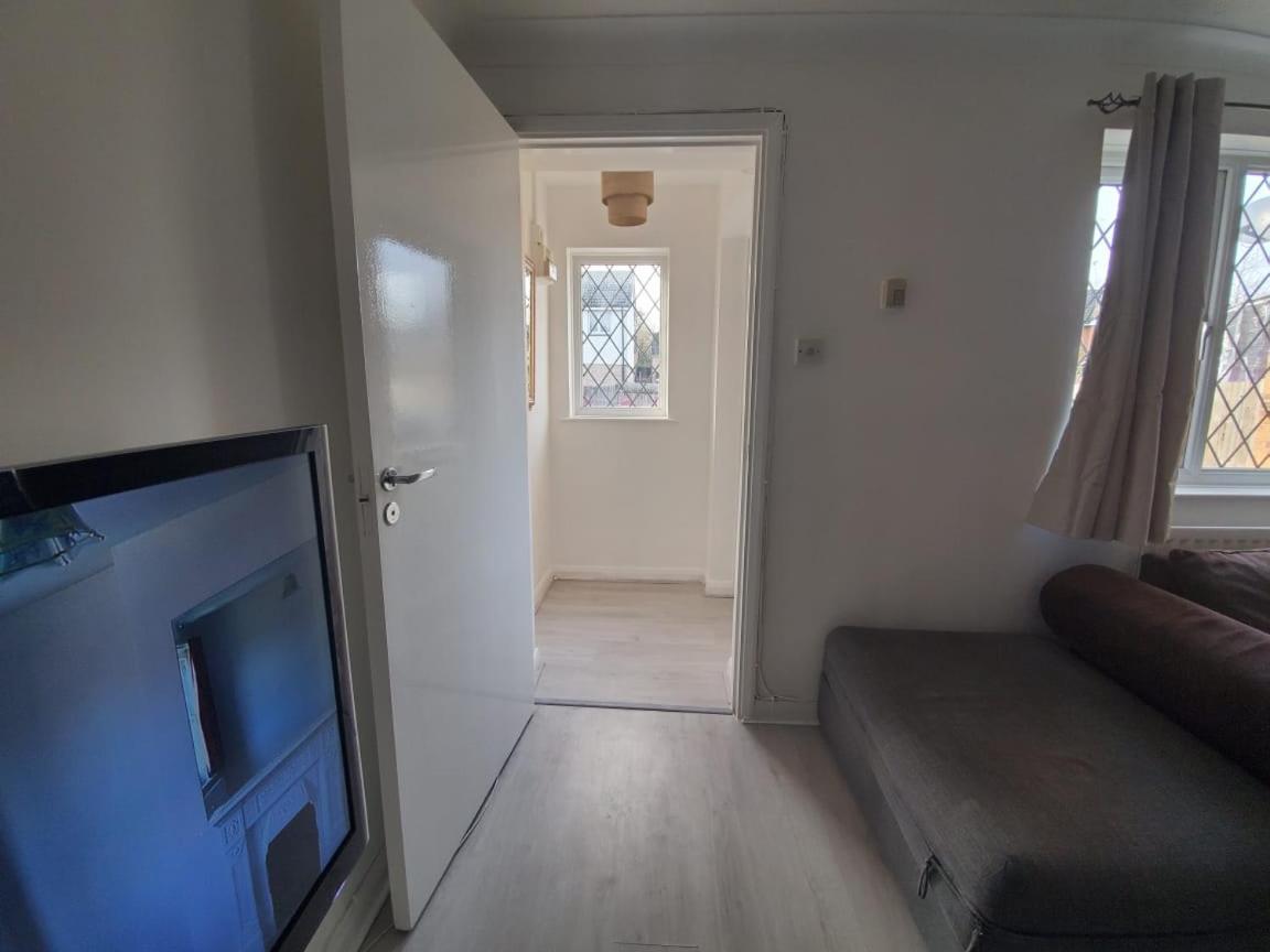 2 Bedroom Flat Near Heathrow Airport Yiewsley Екстер'єр фото