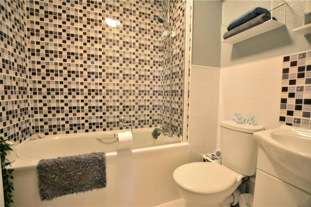2 Bedroom Flat Near Heathrow Airport Yiewsley Екстер'єр фото