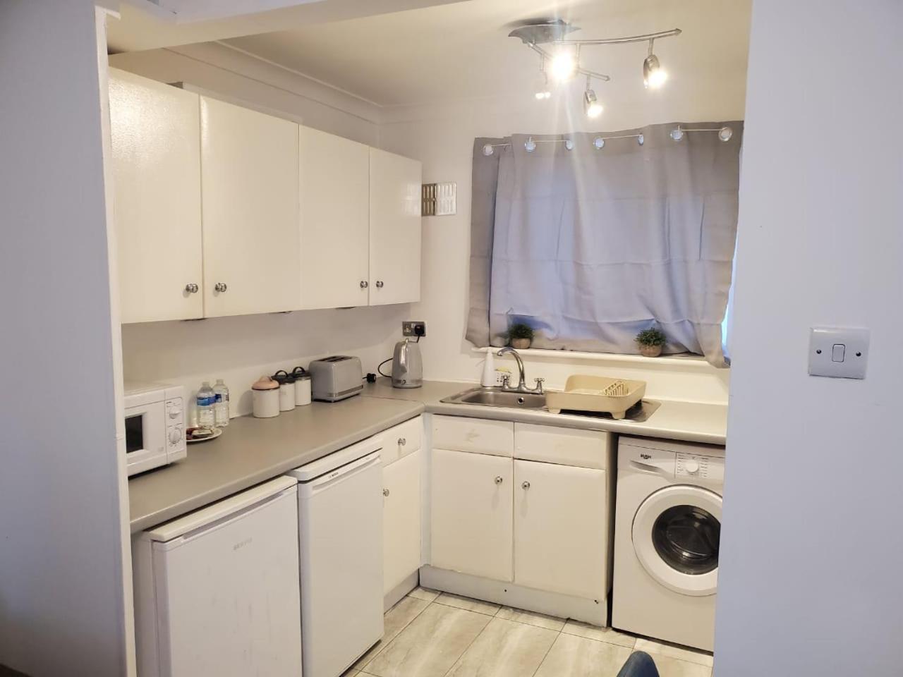 2 Bedroom Flat Near Heathrow Airport Yiewsley Екстер'єр фото