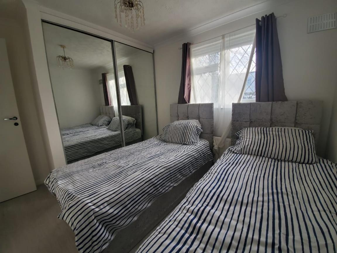 2 Bedroom Flat Near Heathrow Airport Yiewsley Екстер'єр фото